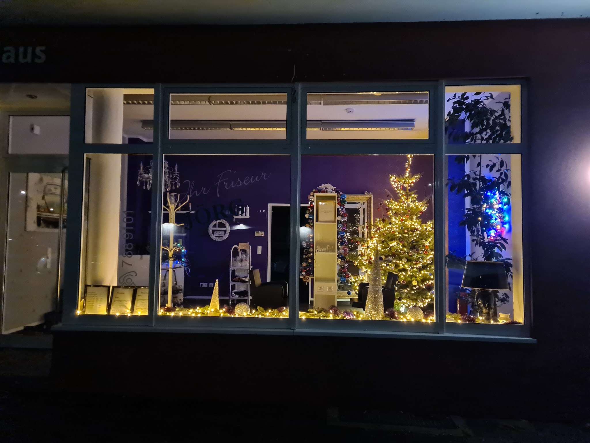 Außenansicht des Salons am Abend