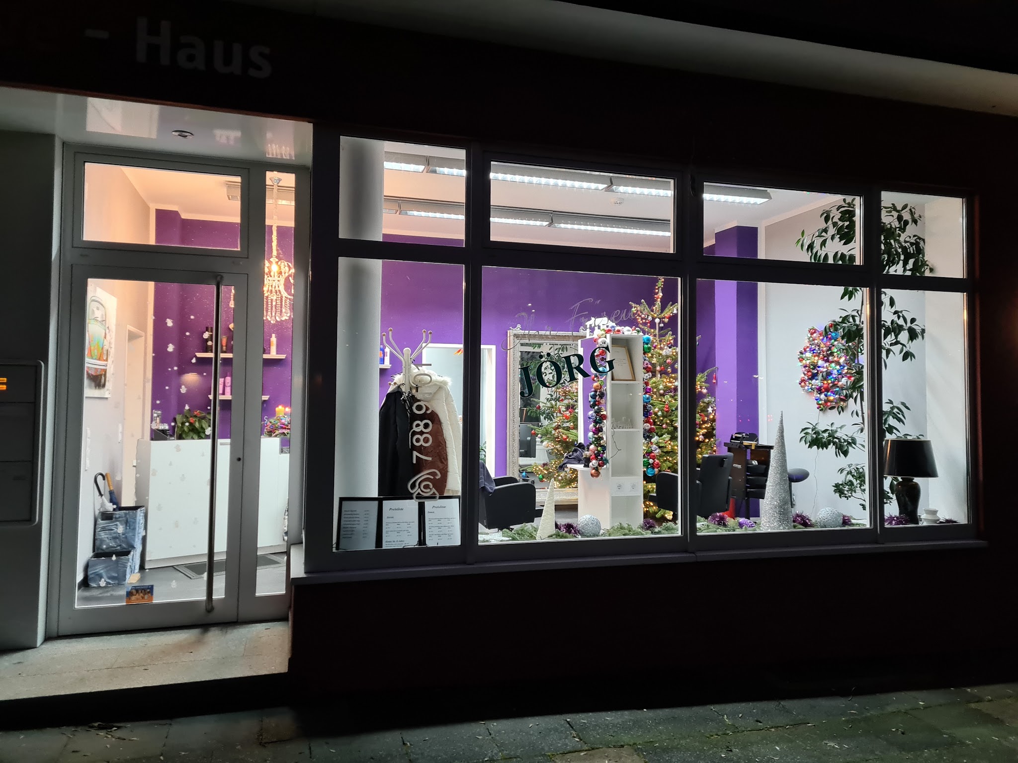 Schaufenster von Ihr Friseur Jörg in der Funckestraße, Hagen
